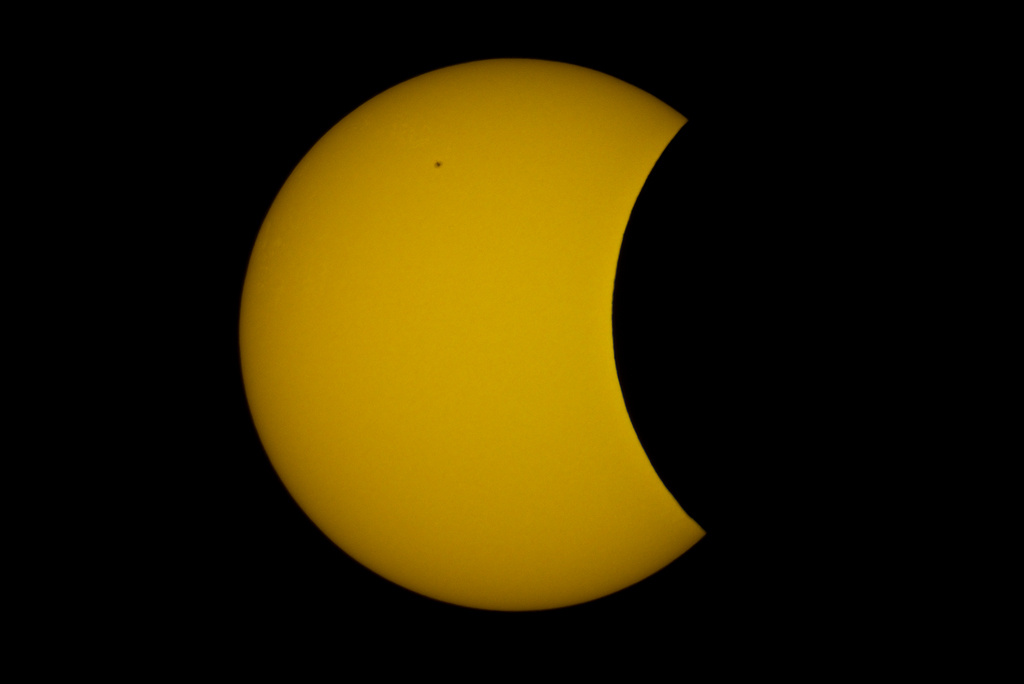 Bild 4, 10° 01´ 51"; ISO 100, 1/1250",

Nikon D610 am Celestron C8 Ultima PEC, Baader "AstroSolar" - Sonnenfilterfolie, SVA mit Kabelfernauslöser;