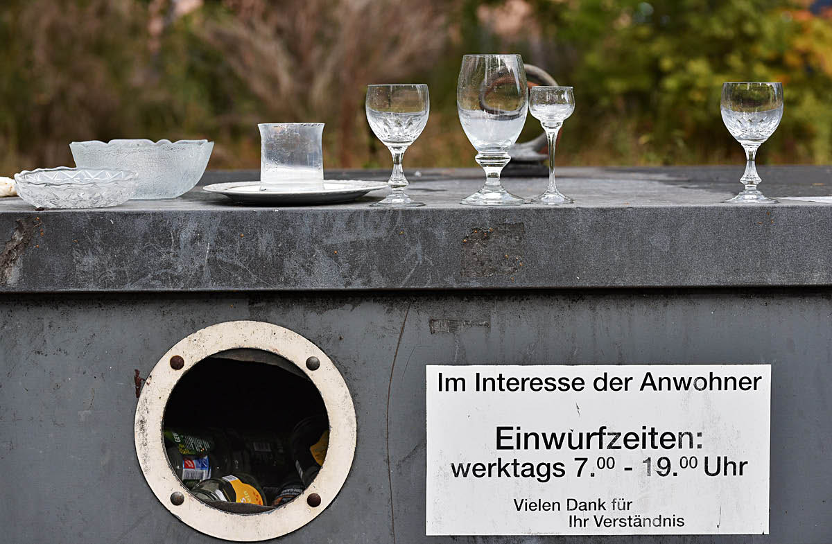 Bitte bedienen.jpg