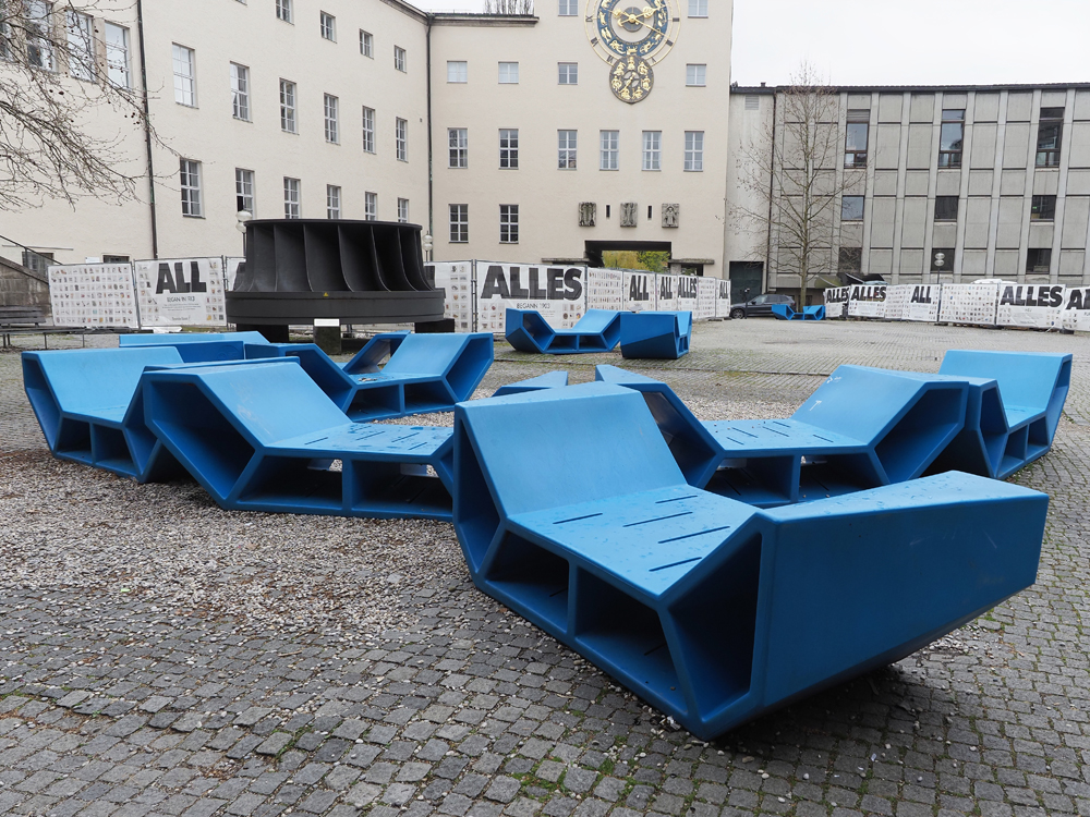 blaue Bänke.jpg
