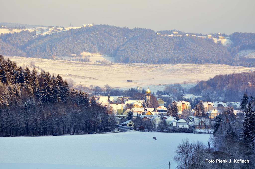 Blick auf Bärnbach mit der Hundertwasser Kirche