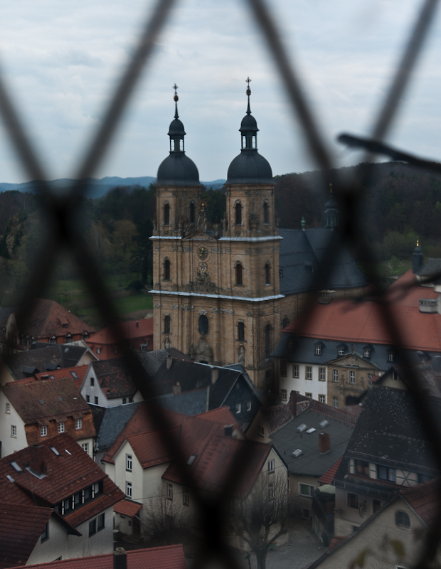 Blick auf Basilika aus einem Fenster der Burg Gößweinstein