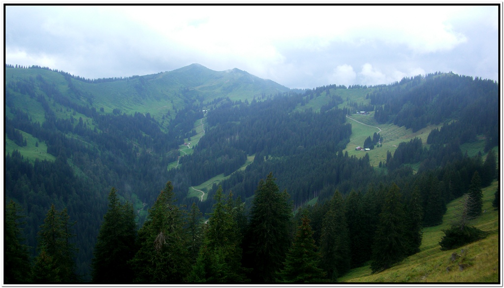 Blick auf das 1787m Hohe Riedberger Horn. Der Weg führt uns entlang einiger Alpen und Gasthäuser...die Route sieht gemütlicher aus, als sie dann wirkl