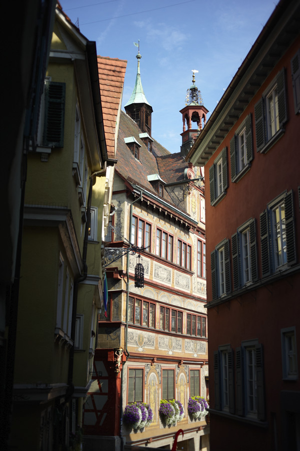 Blick auf das Rathaus von Tübingen, 15.08.2010. Nikon D700, Nikkor 2.8/45 mm AI-P. ISO 200, Offenblende 2.8, 1/2000 sec.