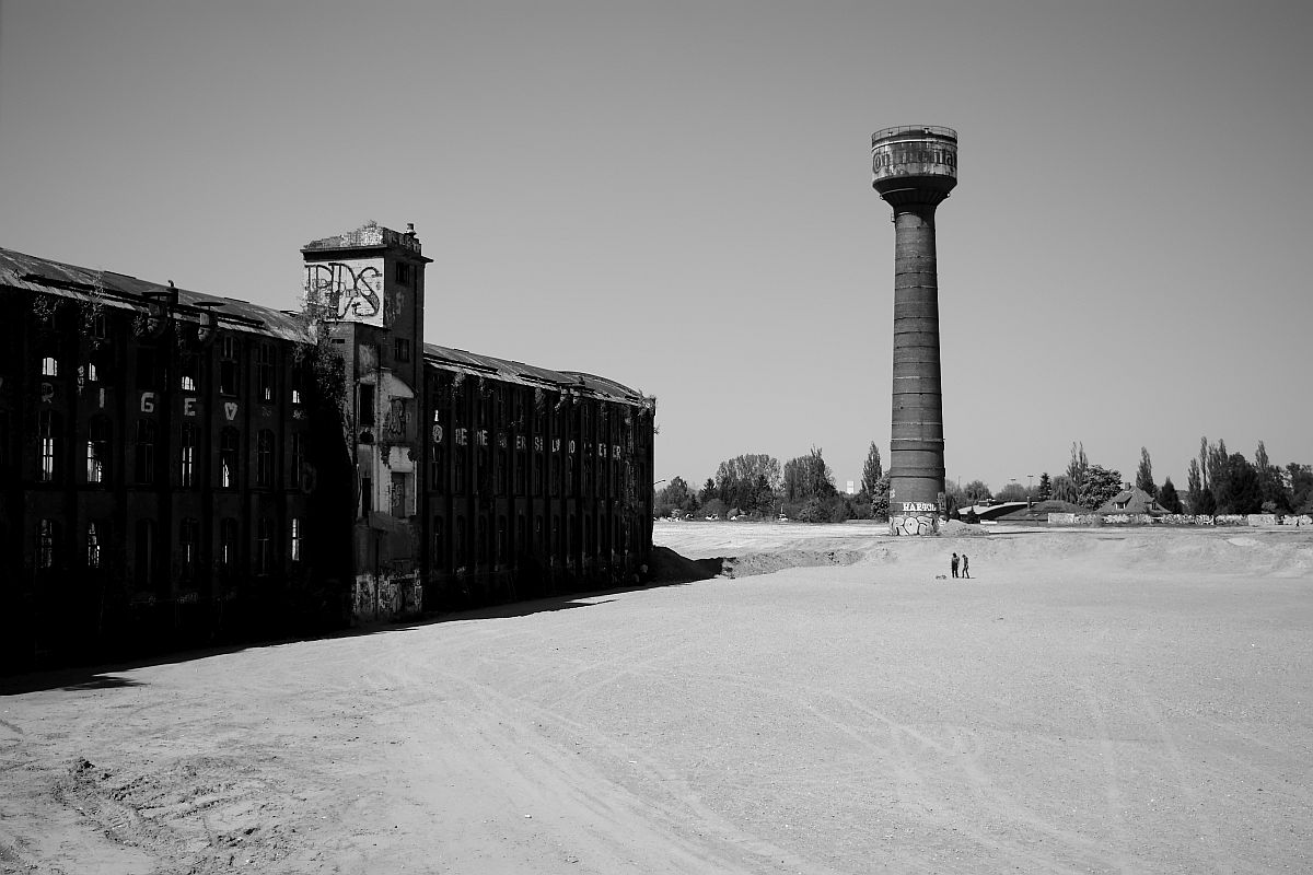 Blick auf den alten Wasserturm und eines der Werkgebäude