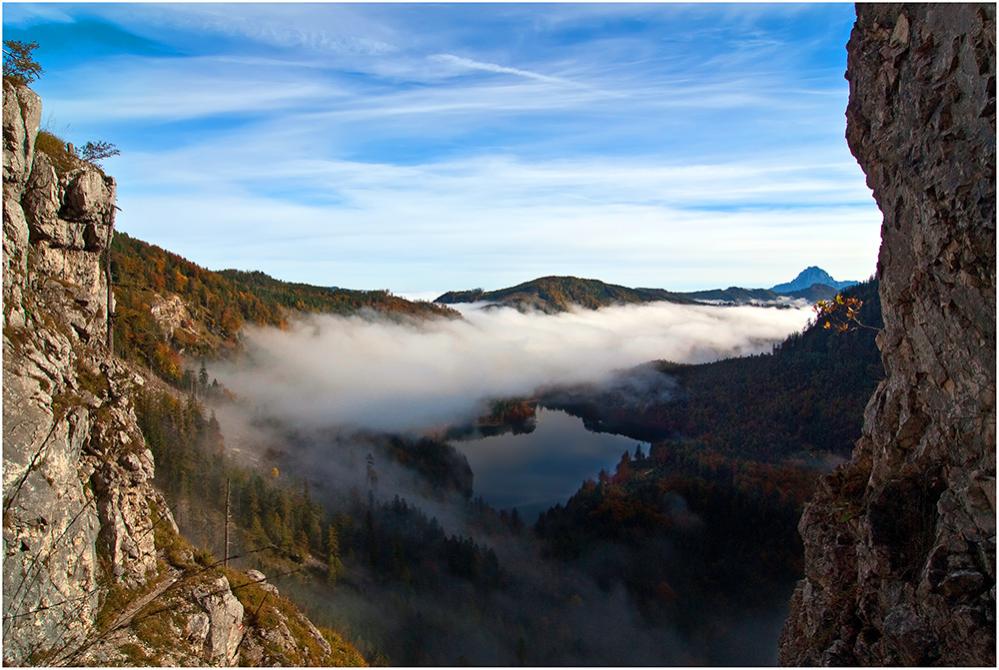 Blick auf den Langbathsee bei einer Wanderung auf dem Schafluckensteig