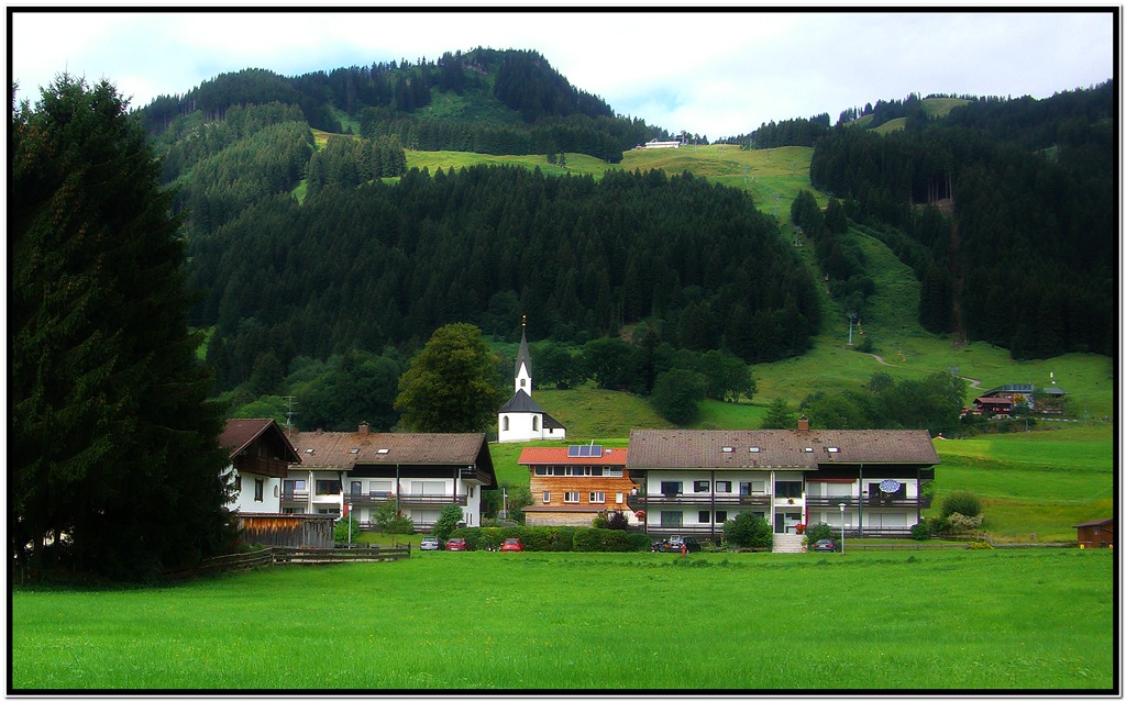 Blick auf die Kapelle von Bolsterlang, sowie die Hörnerbahn mit der Mittelstation. Ein sehr schöner kleiner Art am Rande der Hörnerkette.