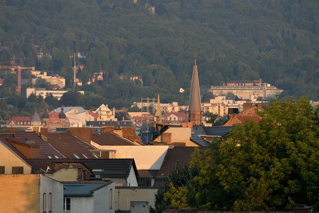 Blick auf die neue Turmspitze, Ecke Friedrich-Ebert/Querallee