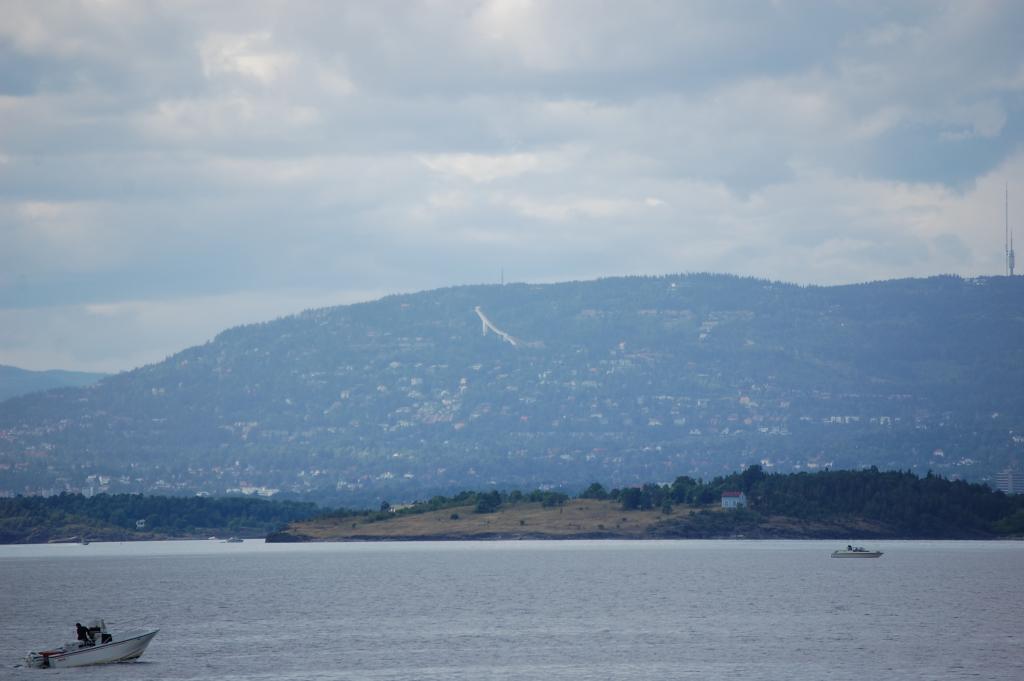 Blick auf Oslo-Holmenkollen mit ein Teil der Insel Malmøya im Vordergrund.