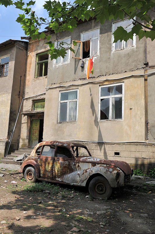 Blick in einen Hinterhof in Tkibuli.
Die Gebäude sind bewohnt.
Das Auto hat aber den Zenit wohl überschritten ...
(6042)