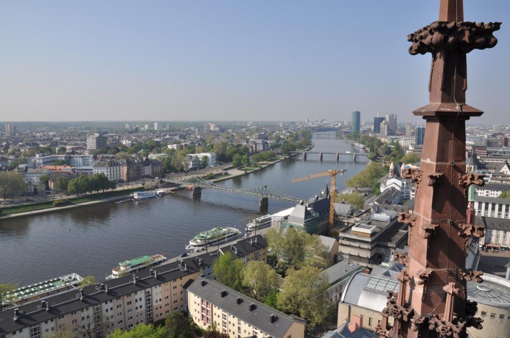 Blick vom Domturm auf den Westhafen und Main