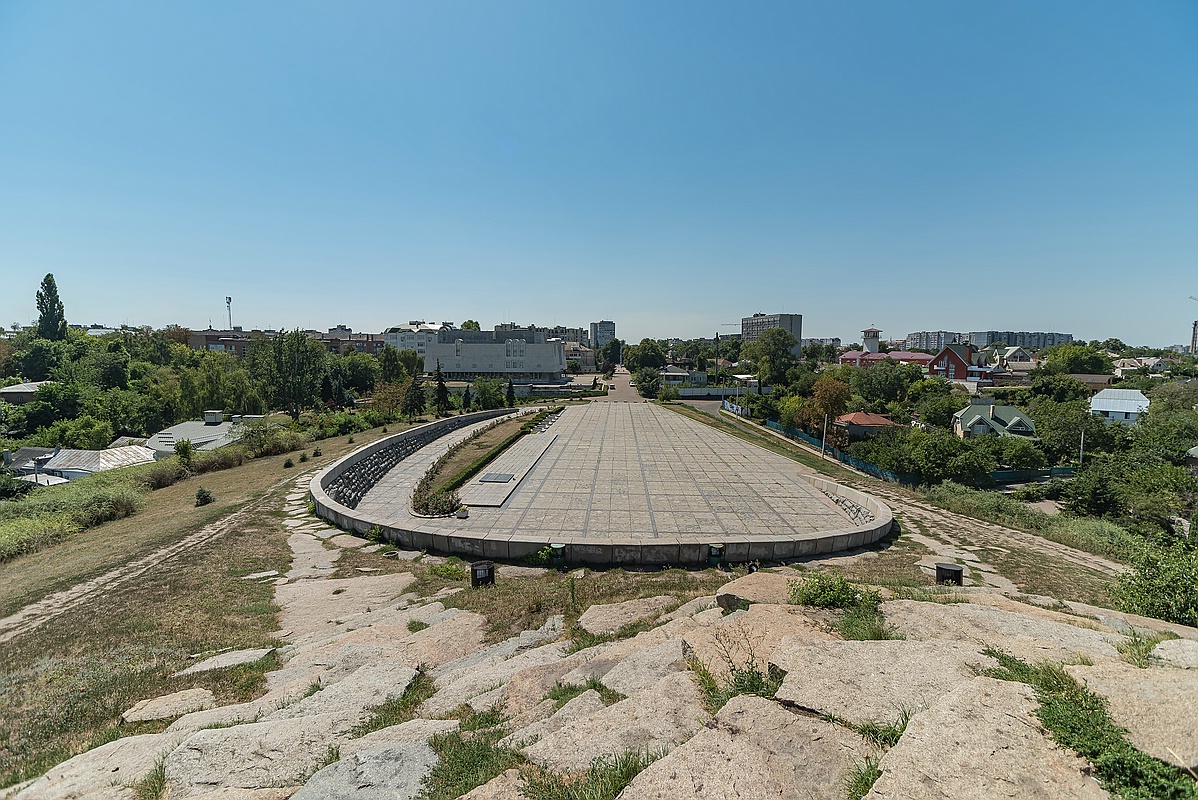 Blick vom Hügel der Siegesstatue auf den Ehrenplatz davor