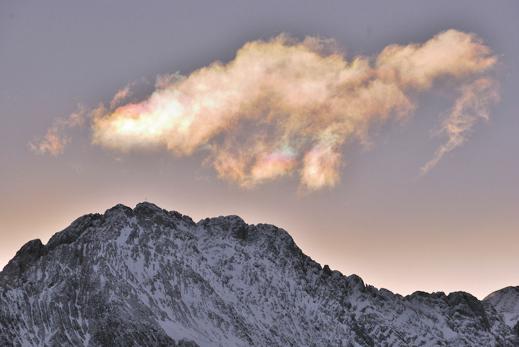 Blick vom Kranzberg auf Wolke überm Berg:
AF-S DX 18-200/3.5-5.6G ED VR, D60, ISO 200, f/11, 1/250s, 150 mm