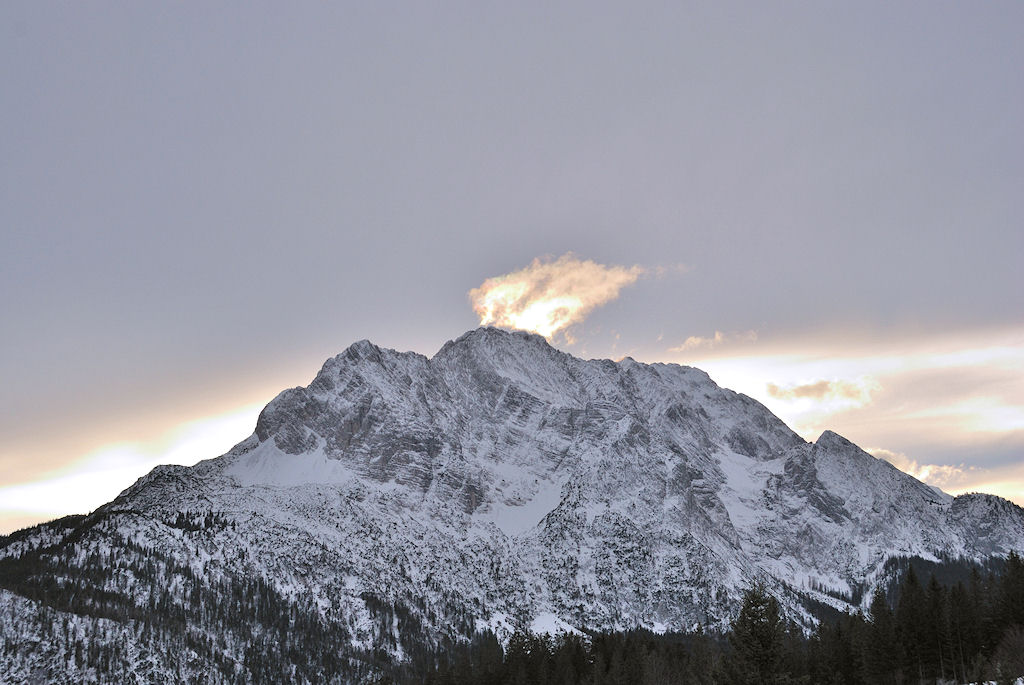 Blick vom Kranzberg nach Süden:
AF-S DX 18-200/3.5-5.6G ED VR, D60, ISO 200, f/8, 1/250s, 29 mm