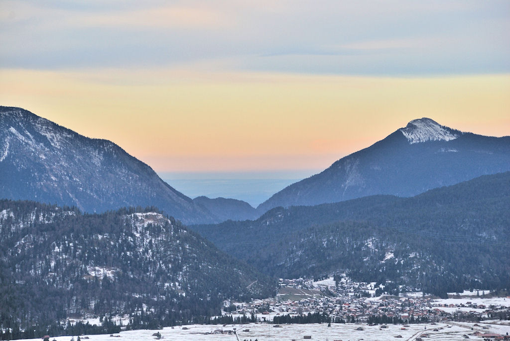 Blick vom Kranzberg nach Wallgau:
AF-S DX 18-200/3.5-5.6G ED VR, D60, ISO 200, f/8, 1/160s, 130 mm