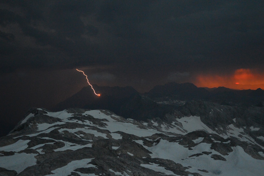 Blitzeinschlag mit Sonnenuntergang