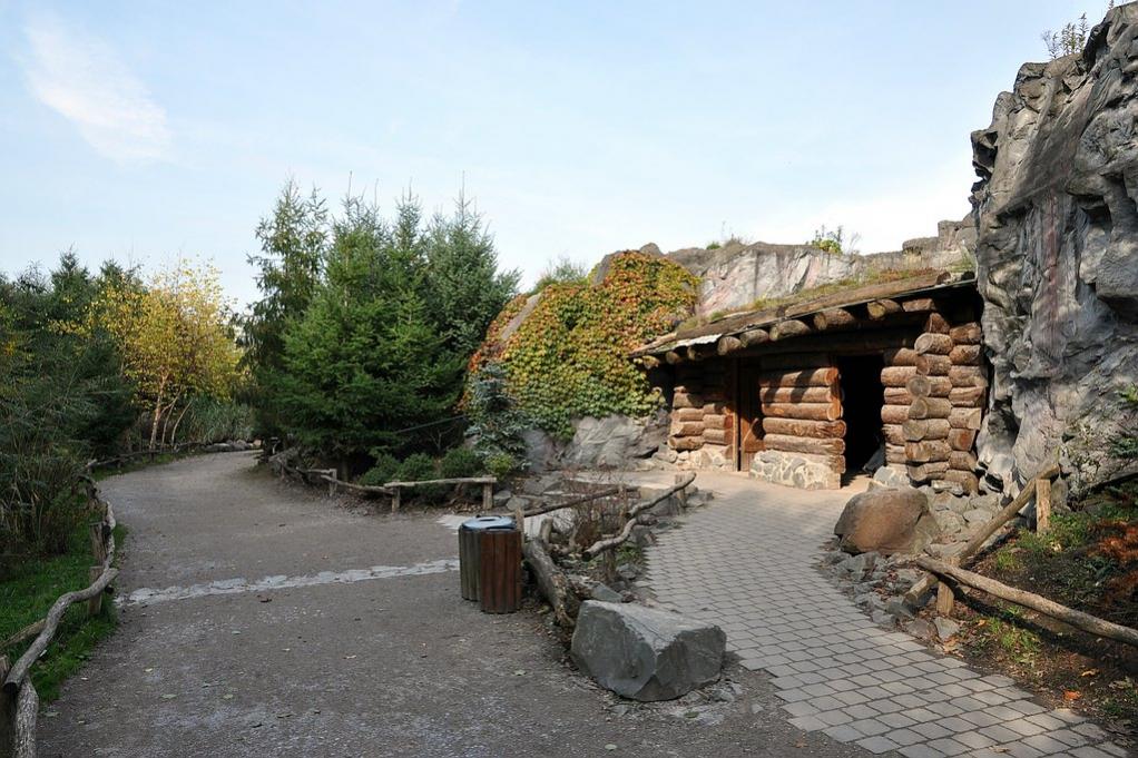 Blockhütte im Fels