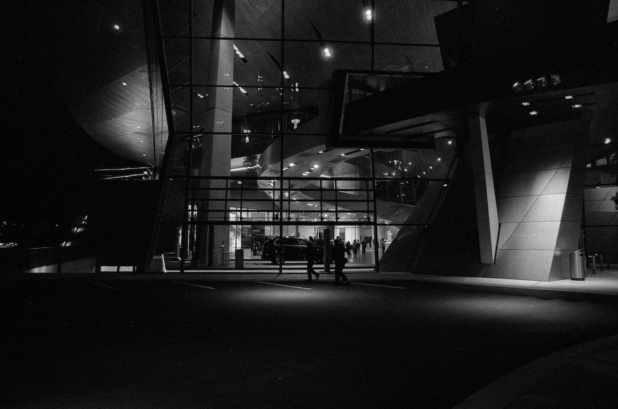BMW-Welt (F3, Ilford HP5 plus @ISO 1600)