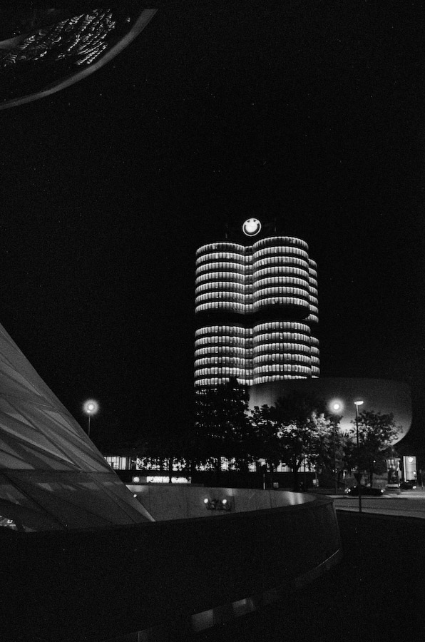 BMW-Welt (F3, Ilford HP5 plus @ISO 1600)