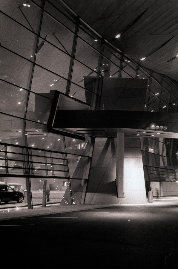 BMW-Welt (F3, Ilford HP5 plus @ISO 1600)