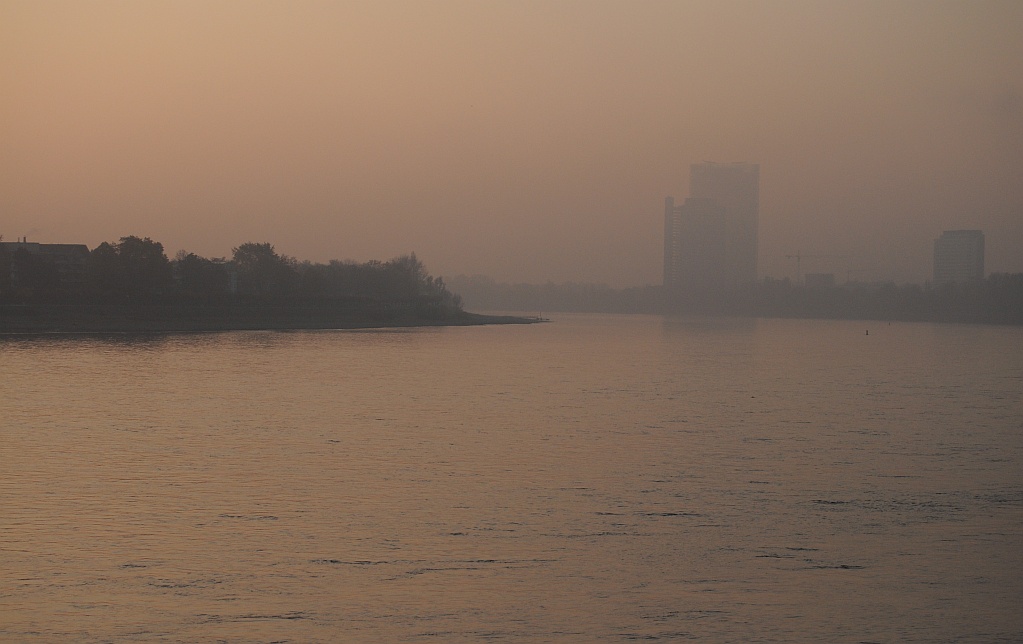 Bonn, Rhein, Posttower, langer Eugen