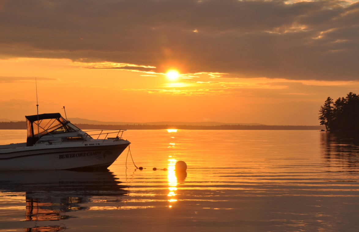 Boot im Sonnenuntergang