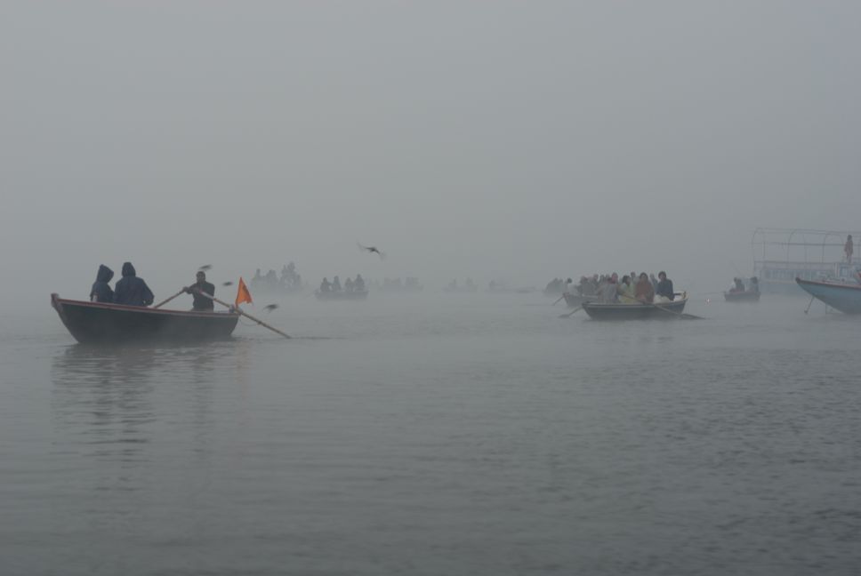 Boote auf dem Ganges in Varanasi, Indien