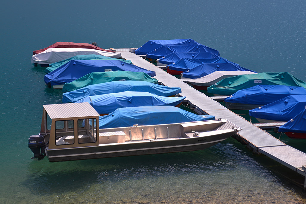 Boote auf einem See im Klöntal, Schweiz