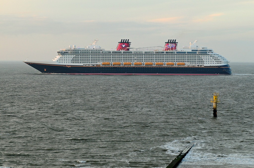 Borkum: "Disney Dream", Heimkehr von Testfahrt (Meyer-Werft), Passage Südstrand-Pegel (MHX 6644USMMx)