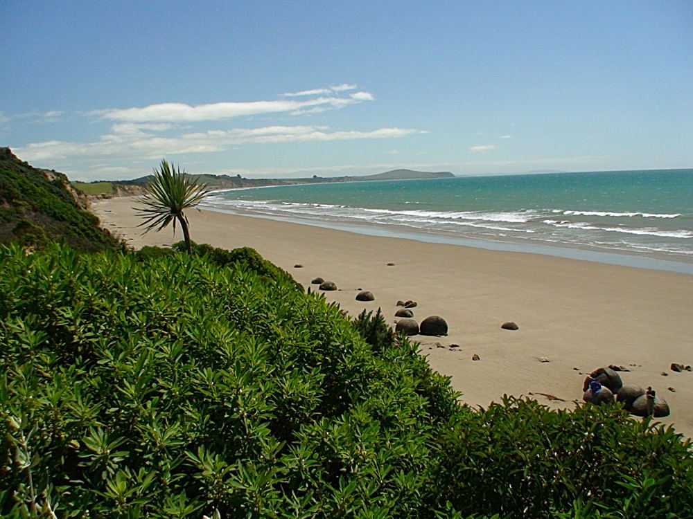 boulders moeraki 01 29 07 NZ HC3 575