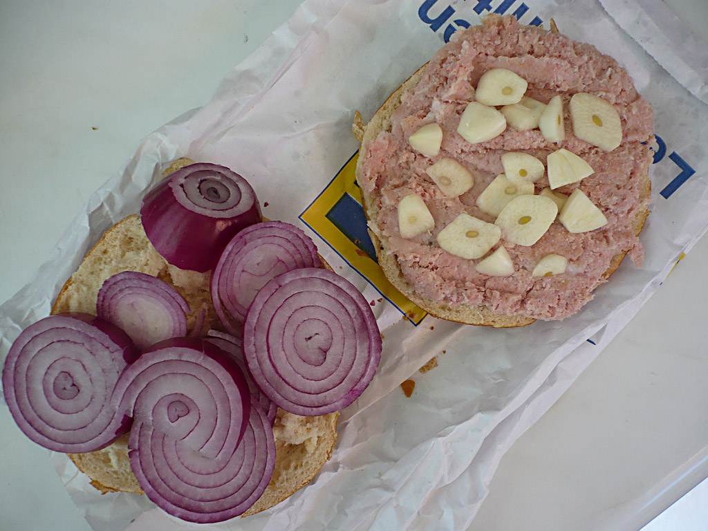 Brötchen mit Zwiebelmettwurst, Zwiebel und Knoblauch.