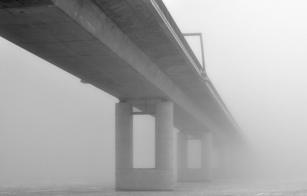 Brücke in das Ungewisse ( Rügenbrücke im Nebel vom Dänholm aus fotografiert )