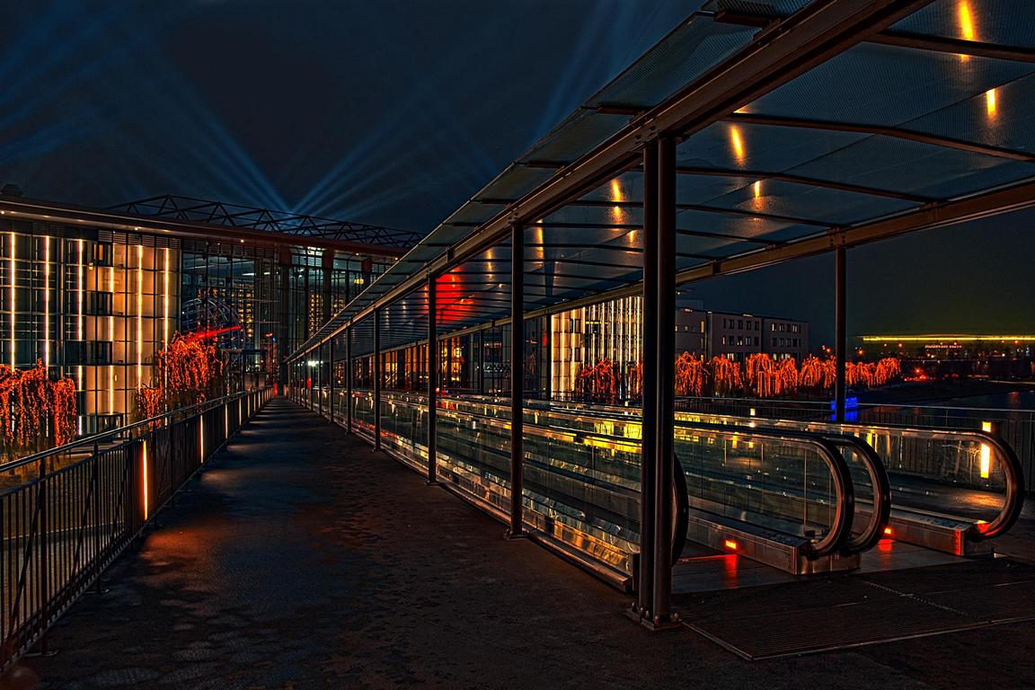 Brücke in die Autostadt Wolfsburg. Aufgenommen 2006 mit Nikon D70 und 18-70mm @18mm F8