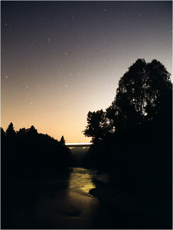 Brücke unter Sternen