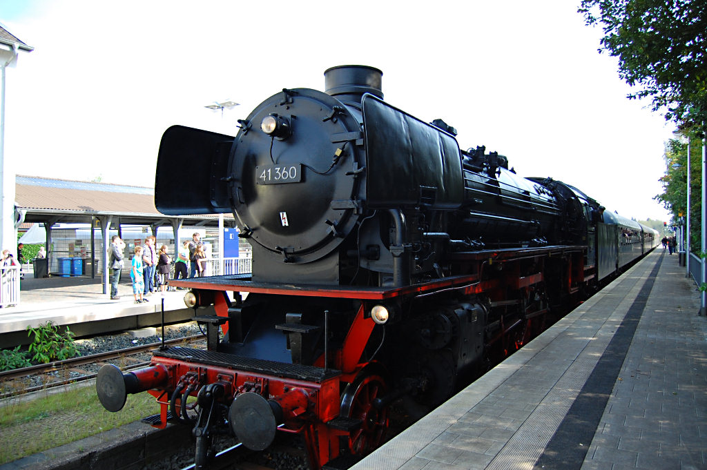 BR 41 360 aus Münster kommend bei der ersten Einfahrt am Mittag des 24.09.11 in Ochtrup.