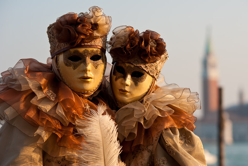 Braune Masken vor San Giorgio Maggiore 4265
