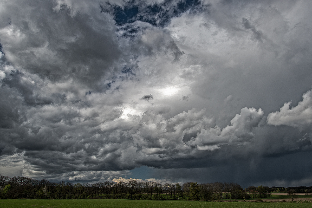 Brodelnder Aprilhimmel 1