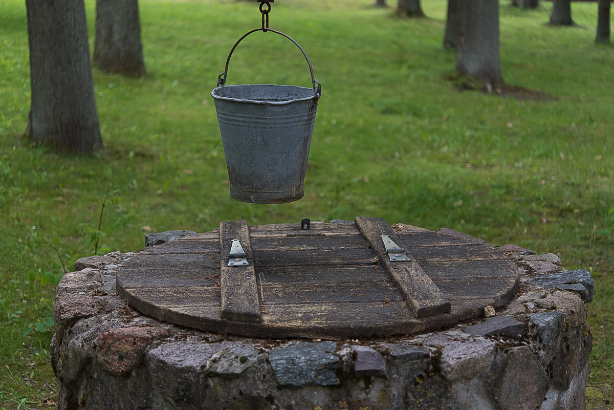Brunnen und Eimer (1 von 1).JPG