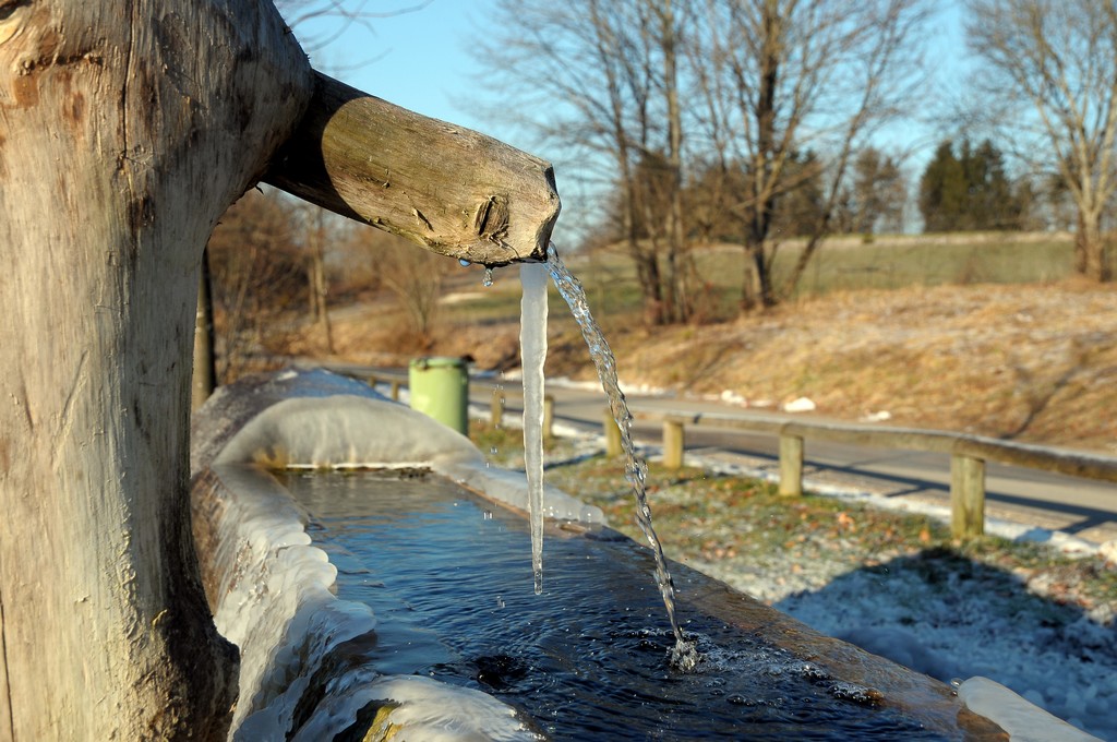 Brunnen vor dem Dorf III