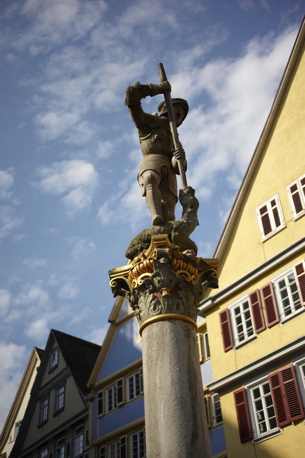 Brunnen vor der Tübinger Stiftskirche, 15.08.2010. Nikon D700, Nikkor 2.8/45 mm AI-P. ISO 200, Offenblende 2.8, 1/5000 sec.