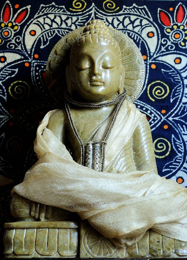 Buddha (1) - Indien, Marmor - ca. 1990 (handgefertigte Auftragsarbeit eines indischen Steinmetzmeisters-/künstlers)