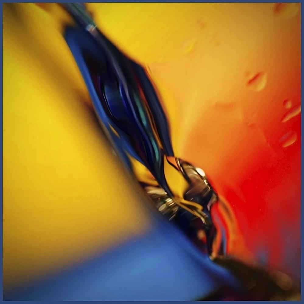 bunt

Wasser und Wassertropfen, Glas, bunter Hintergrund