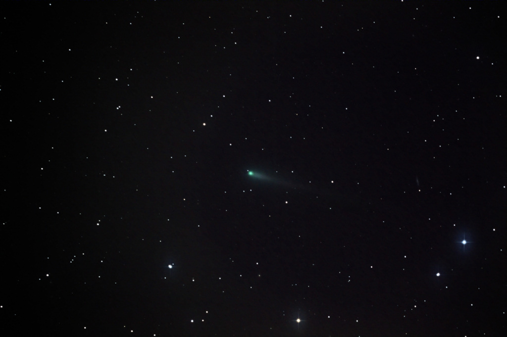 C/2012 S1 ISON vom 31.10.2013, von 04:15 Uhr bis 05:15 Uhr
30 Bilder zu je 60 Sekunden = 30m bei ISO 400, 20,3 cm Newton auf HEQ 5-pro, Nikon D3200
