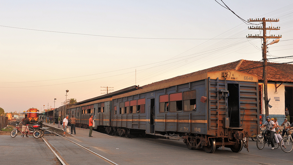 Camagüey 81008
die Personenwagen sind aus Güterwagen entstanden
8730