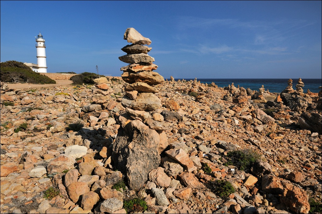Cap de Ses Salines - Leuchtturm und Steine
