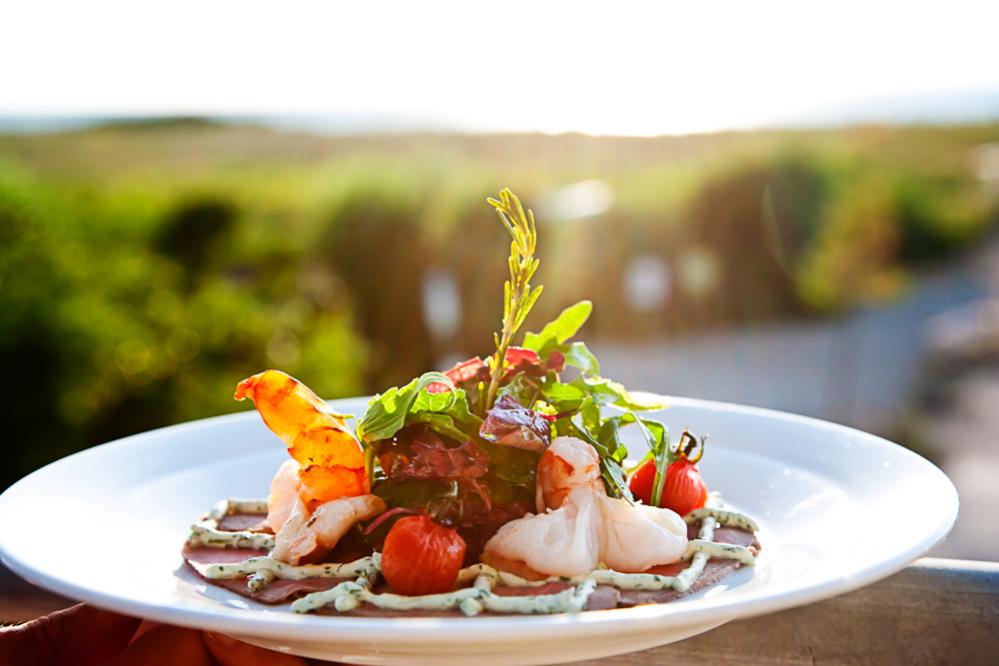 Carpaccio mit Salaten der Saison
