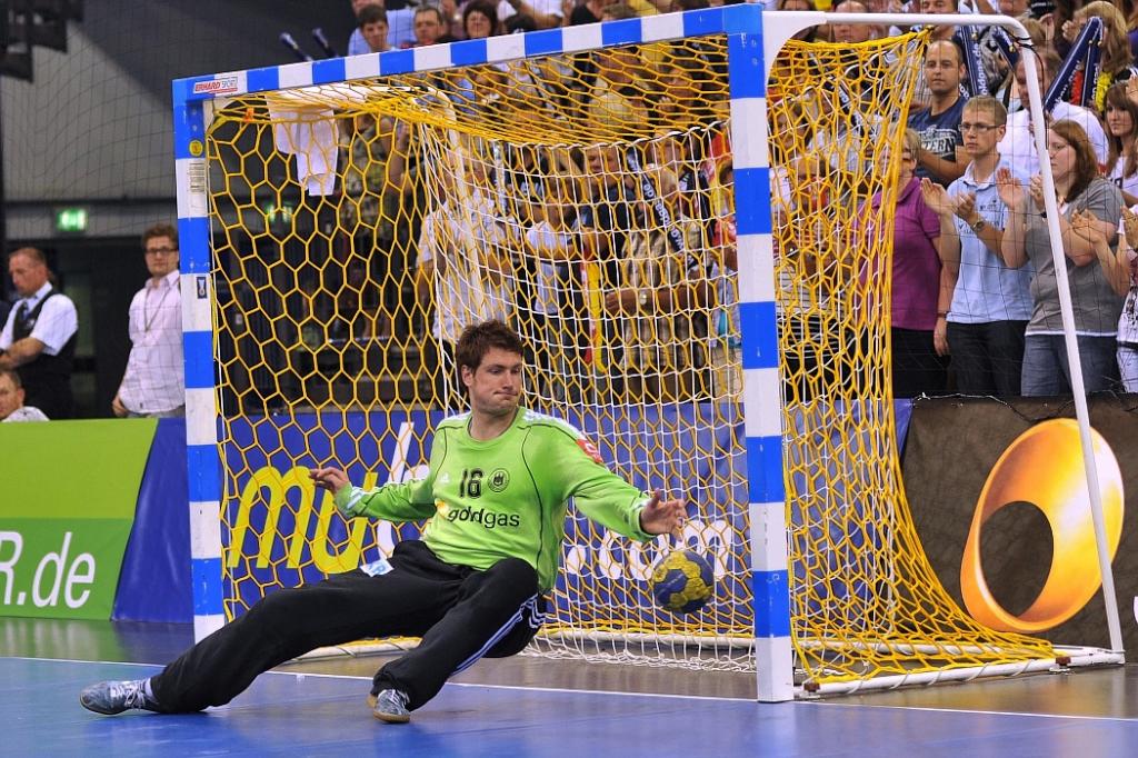 Carsten Lichtlein - ein sicherer Rückhalt der DHB-Auswahl - hält in der Schlussphase des Spiels auch diesen Ball.