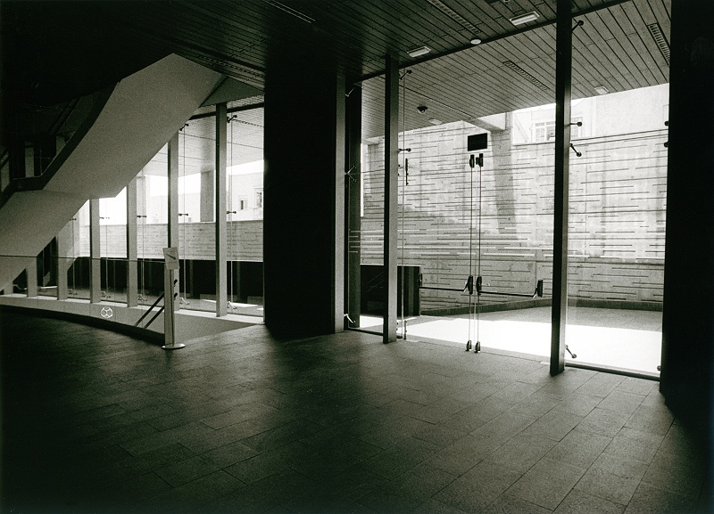 Centro de arte
Nikon F3, Film: HP5 Plus
Entwickler: Microphen
Scan vom Abzug