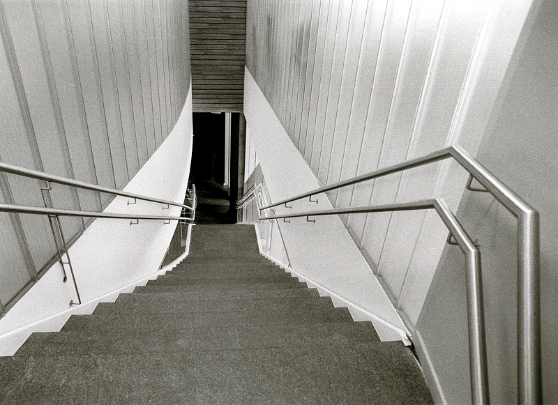 Centro de arte
Nikon F3, Film: HP5 Plus
Entwickler: Microphen
Scan vom Abzug