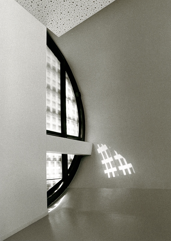 Centro de arte
Nikon F3, Film: HP5 Plus
Entwickler: Microphen
Scan vom Abzug