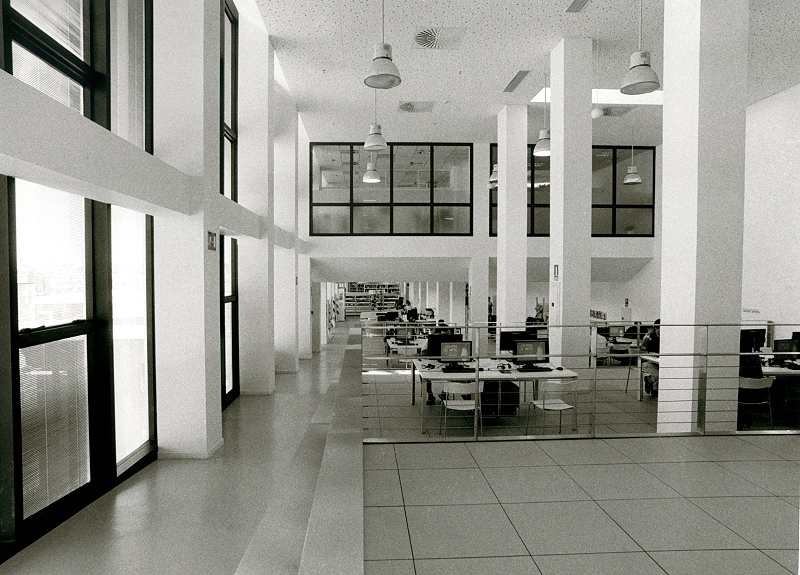 Centro de arte
Nikon F3, Film: HP5 Plus
Entwickler: Microphen
Scan vom Abzug